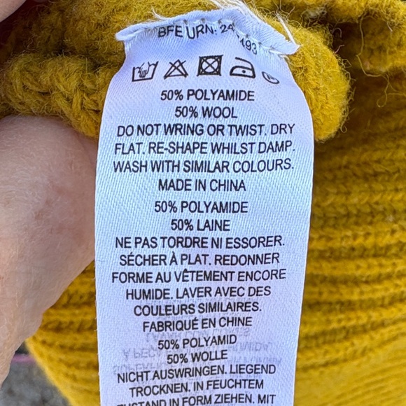 Colorblock Turtleneck Sweater - Picture 6 of 8